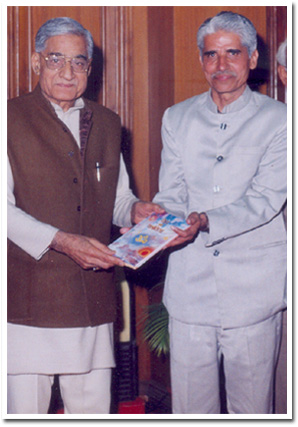 Governor Bhai Mahaveer Releasing Ved Ki Kavita